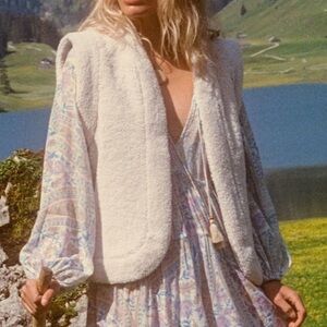 SPELL & THE GYPSY COLLECTIVE WOMEN Shearling OUTERWEAR
Tan Cream Reversible Vest